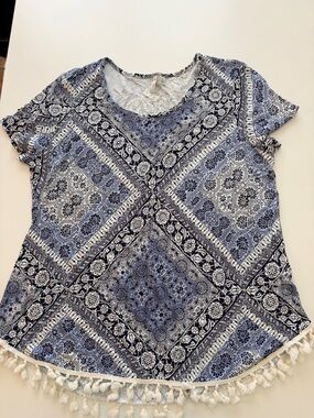 Cato Women’s Blue Patterned Tassel-Hem Short Sleeve Top Size Large